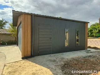 Garaż blaszany PRIME antracyt dwustanowiskowy, drewniane lamele — realizacja EVO GARAGE