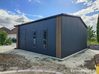 Garaż blaszany PRIME antracyt dwustanowiskowy, drewniane lamele — realizacja EVO GARAGE