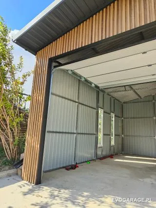 Garaż blaszany PRIME antracyt dwustanowiskowy, drewniane lamele — realizacja EVO GARAGE