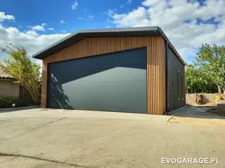 Garaż blaszany PRIME antracyt dwustanowiskowy, drewniane lamele — realizacja EVO GARAGE