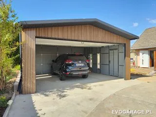 Garaż blaszany PRIME antracyt dwustanowiskowy, drewniane lamele — realizacja EVO GARAGE