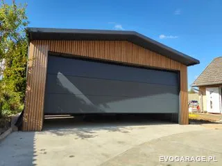 Garaż blaszany PRIME antracyt dwustanowiskowy, drewniane lamele — realizacja EVO GARAGE