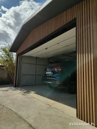 Garaż blaszany PRIME antracyt dwustanowiskowy, drewniane lamele — realizacja EVO GARAGE