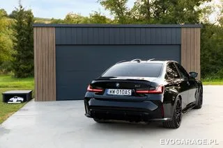 Garaż blaszany PRIME antracyt jednostanowiskowy, drewniane lamele — realizacja EVO GARAGE