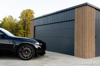 Garaż blaszany PRIME antracyt jednostanowiskowy, drewniane lamele — realizacja EVO GARAGE