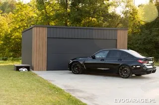 Garaż blaszany PRIME antracyt jednostanowiskowy, drewniane lamele — realizacja EVO GARAGE