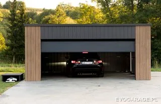 Garaż blaszany PRIME antracyt jednostanowiskowy, drewniane lamele — realizacja EVO GARAGE
