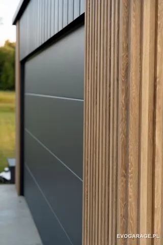 Garaż blaszany PRIME antracyt, drewniane lamele — realizacja EVO GARAGE