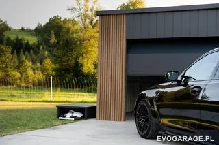Garaż blaszany PRIME antracyt, drewniane lamele — realizacja EVO GARAGE