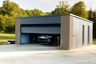 Garaż blaszany PRIME antracyt z wiatą, drewniane lamele — realizacja EVO GARAGE