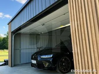 Garaż blaszany PRIME antracyt z wiatą, drewniane lamele — realizacja EVO GARAGE