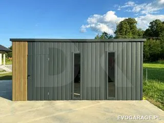 Garaż blaszany PRIME antracyt z wiatą, drewniane lamele — realizacja EVO GARAGE