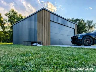 Garaż blaszany PRIME antracyt z wiatą, drewniane lamele — realizacja EVO GARAGE
