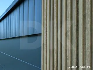 Garaż blaszany PRIME antracyt z wiatą, drewniane lamele — realizacja EVO GARAGE