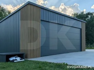 Garaż blaszany PRIME antracyt z wiatą, drewniane lamele — realizacja EVO GARAGE