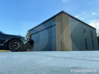 Garaż blaszany PRIME antracyt z wiatą, drewniane lamele — realizacja EVO GARAGE