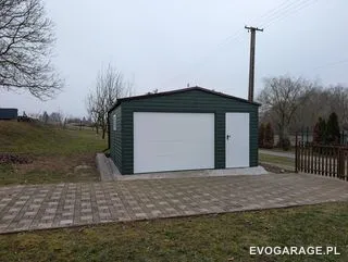 Garaż blaszany zielony jednostanowiskowy, brama biała — realizacja EVO GARAGE