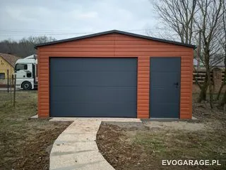 Garaż blaszany zielony jednostanowiskowy, brama biała — realizacja EVO GARAGE