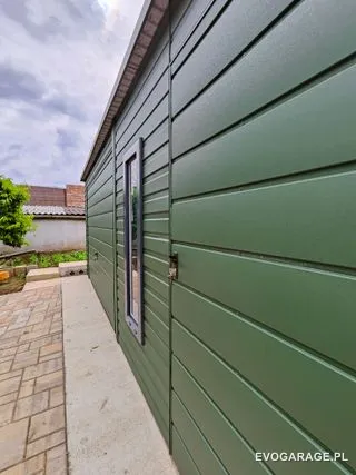 Garaż blaszany zielony jednostanowiskowy — realizacja EVO GARAGE