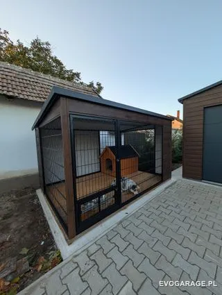 Kojec dla psa drewnopodobny ciemny orzech — realizacja EVO GARAGE