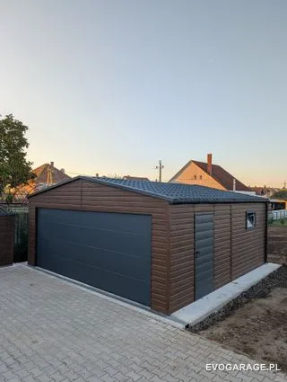 Kojec dla psa drewnopodobny ciemny orzech — realizacja EVO GARAGE
