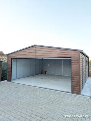 Kojec dla psa drewnopodobny ciemny orzech — realizacja EVO GARAGE