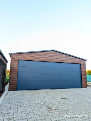 Kojec dla psa drewnopodobny ciemny orzech — realizacja EVO GARAGE
